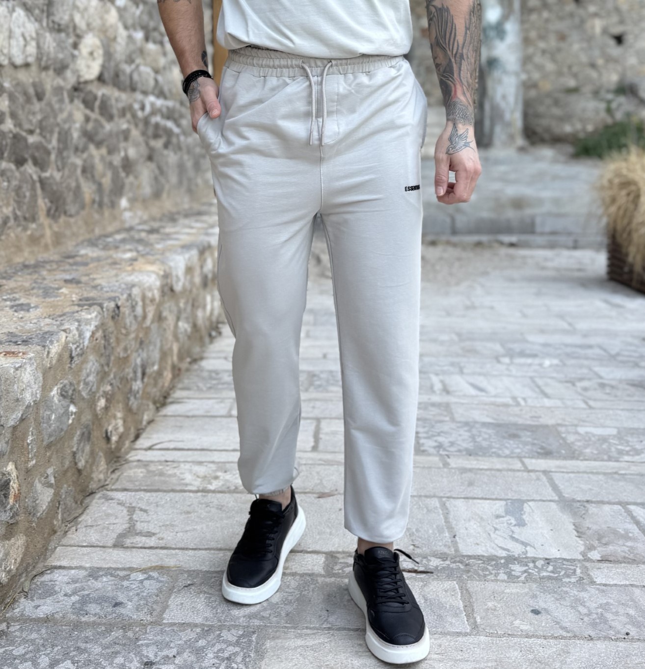 Ανδρική γκρι φόρμα με λάστιχο και λογότυπο στο πλάι ES302